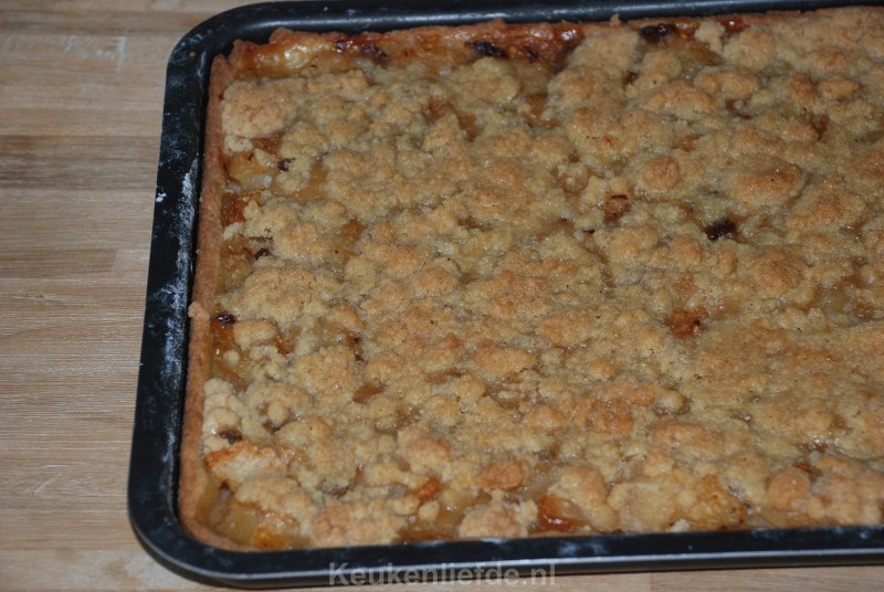 Appelkruimeltaart van het bakblik
