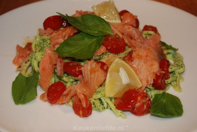 Pasta met rucolapesto, cherrytomaten en gerookte zalm
