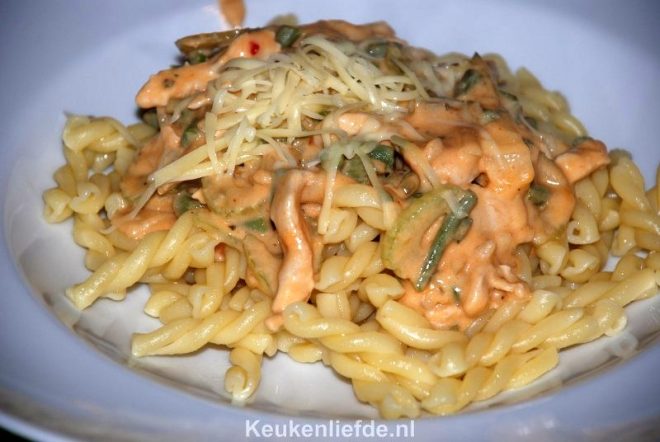 Pasta met kip en snelle tomaten-roomsaus