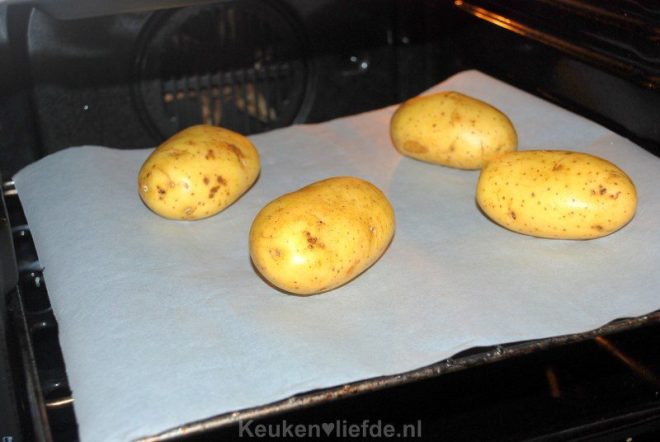 Pof de aardappels gaar in de oven