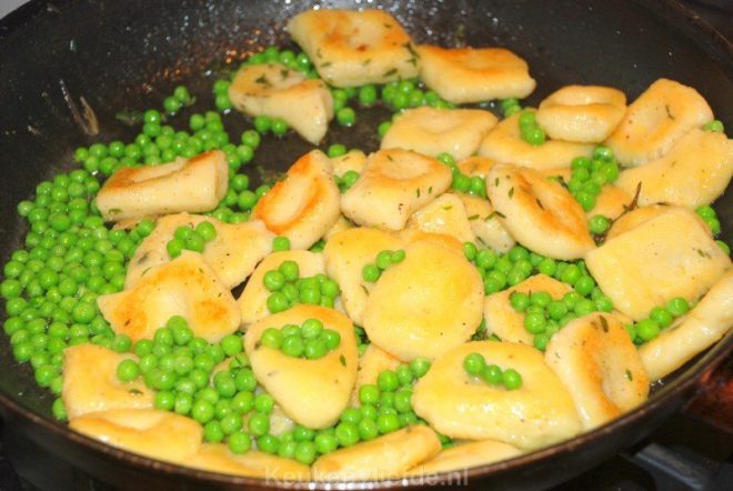 Bak de gnocchi licht goudbruin