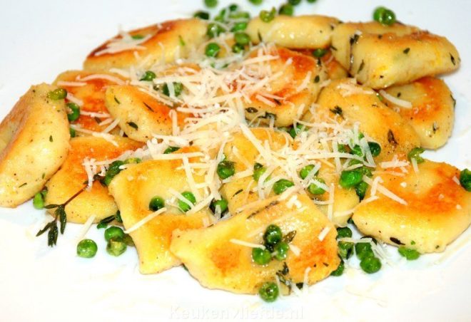 Zelfgemaakte gnocchi met doperwten