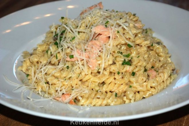 Pasta met gerookte zalm en citroenroomsaus