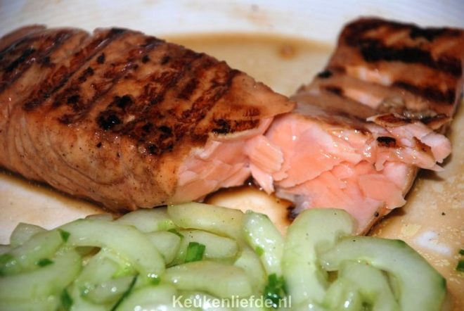 Zalm met teriyakisaus en komkommersalade