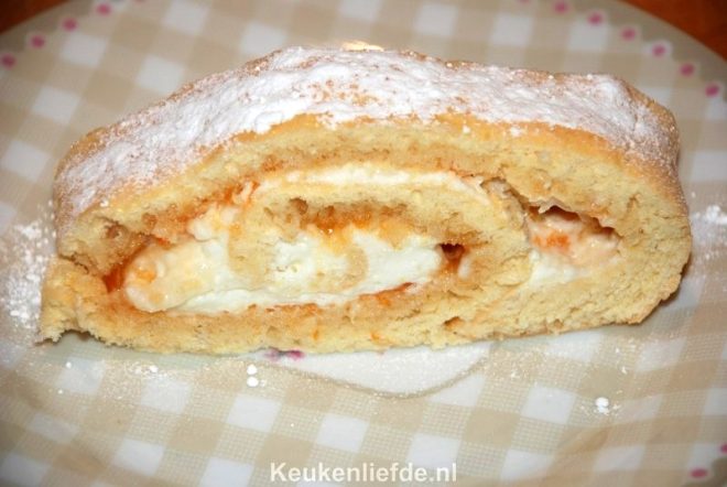 Luchtige biscuitrol met citroenroom