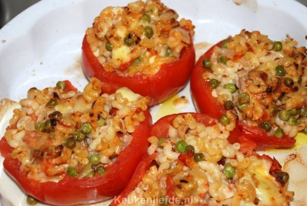 Met macaroni gevulde tomaten