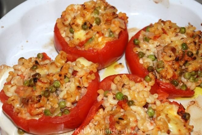 Met macaroni gevulde tomaten