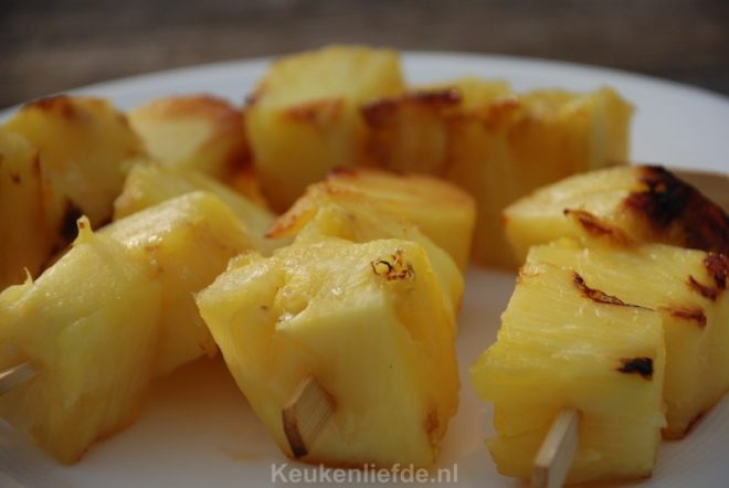 Gegrilde ananasspiezen van de bbq