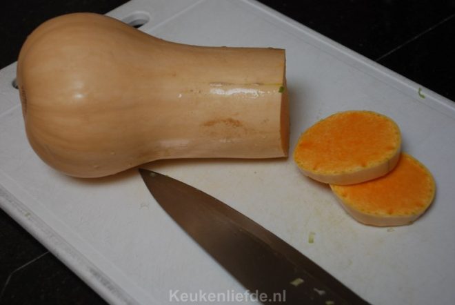 Snijd de pompoen in blokjes