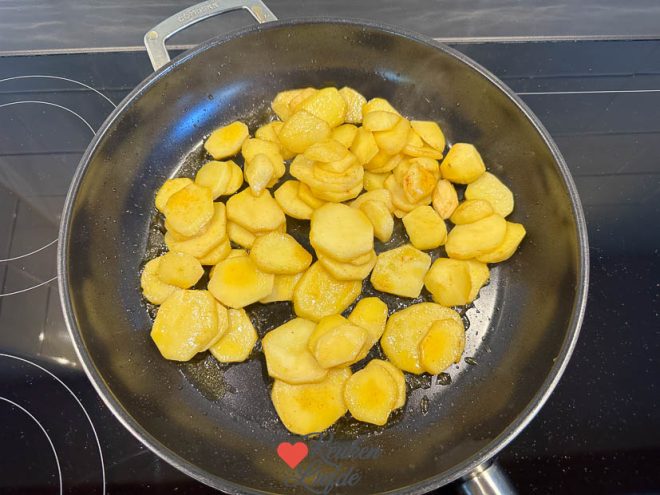 Bak de aardappels goudbruin en krokant