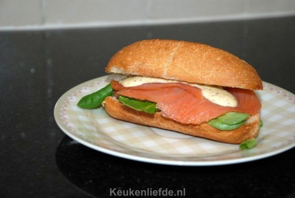 Lunchbroodje met gerookte zalm en dillesaus