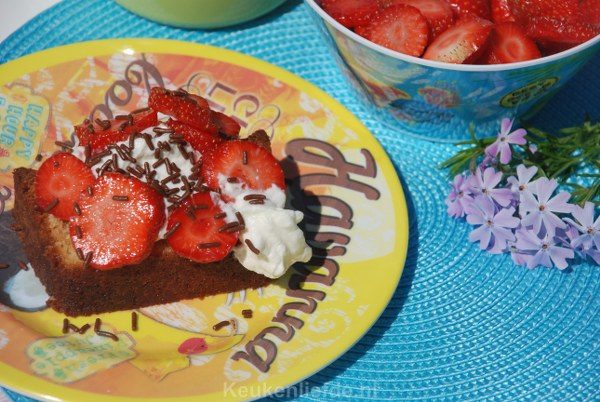 Cake met slagroom, verse aardbeien en hagelslag