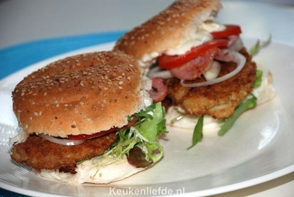 Broodje kipburger met tomaat en bacon