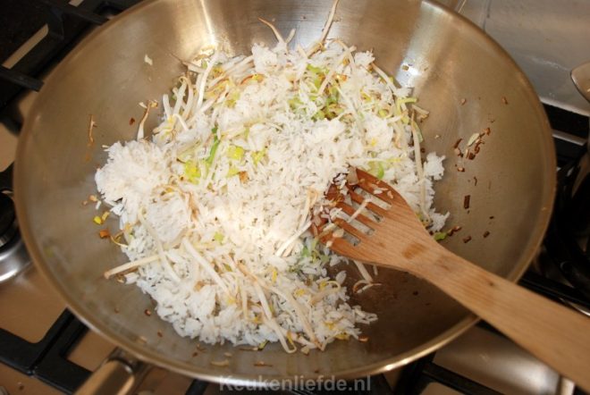 Bak de groenten en rijst