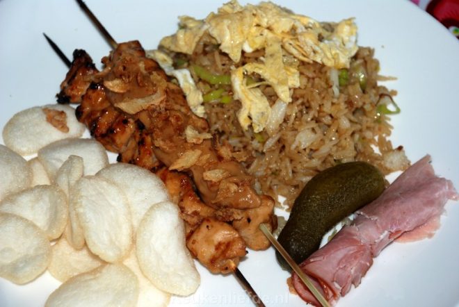 Nasi goreng met reepjes omelet