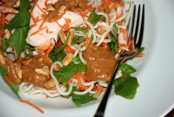 Salade met noedels en gerookte kip