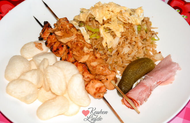 Nasi goreng met omeletreepjes