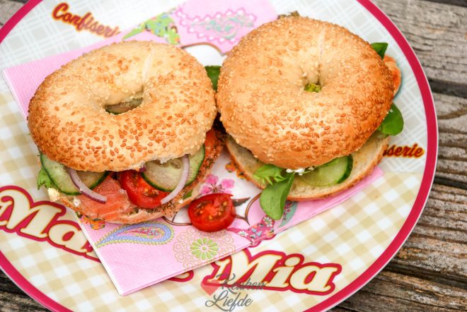Bagel met hüttenkäse en gerookte zalm