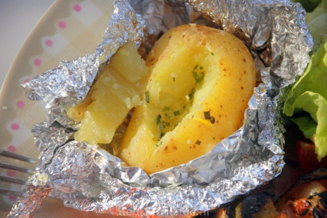 Gepofte aardappel met kruidenboter