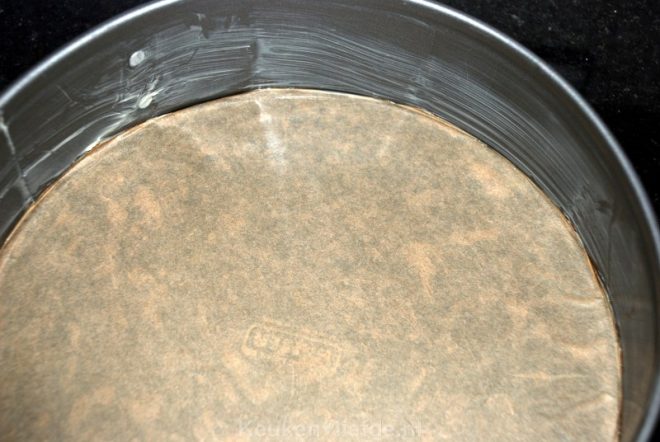 Verwarm de oven en vet de bakvorm in
