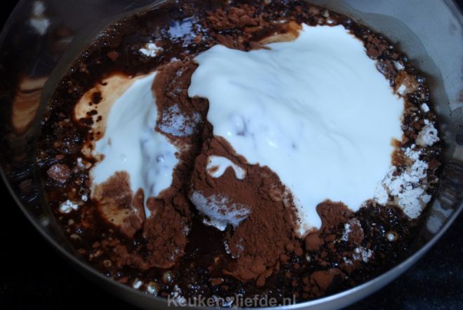 Mix de ingrediënten voor de cake