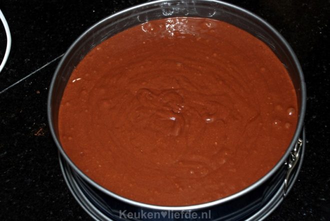 Bak de cake in de oven