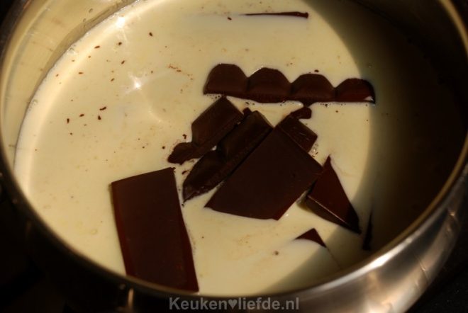 Roer de chocolade erdoor