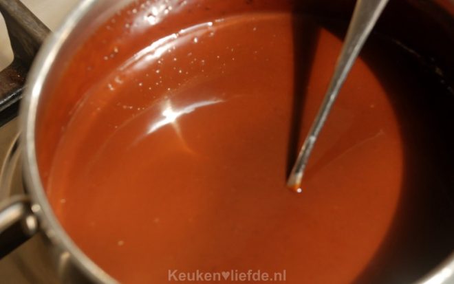 Roer totdat de chocolade is gesmolten 
