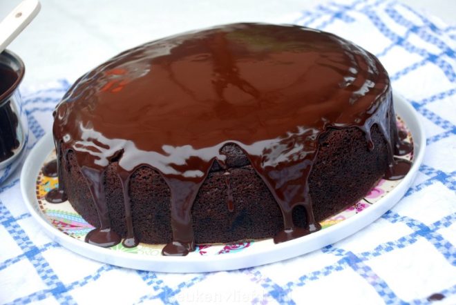Maak de ganache en smeer over de taart