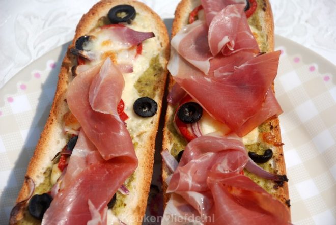 Mediterraans belegd stokbrood