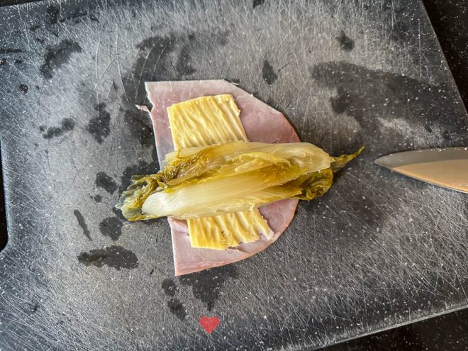 Rol de witlof in ham en kaas