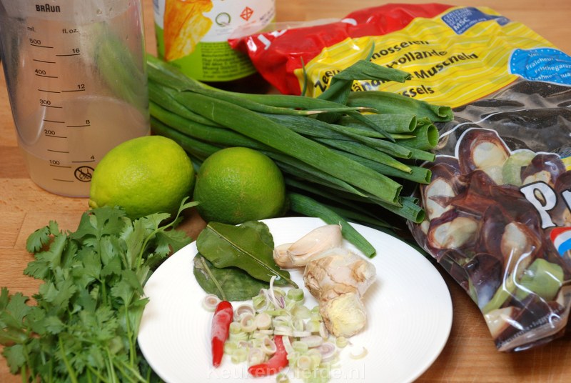 Thaise mosselen met lente-ui en koriandernoedels Thaise mosselen met lente-ui en koriandernoedels