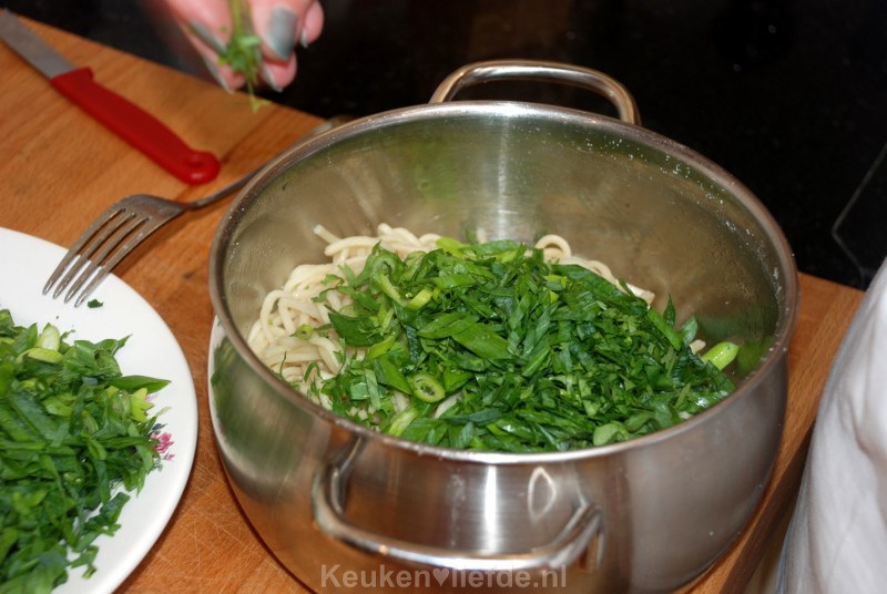 Thaise mosselen met lente-ui en koriandernoedels Thaise mosselen met lente-ui en koriandernoedels