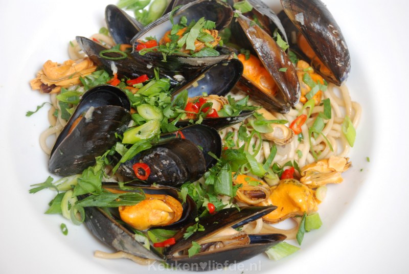 Thaise mosselen met lente-ui en koriandernoedels Thaise mosselen met lente-ui en koriandernoedels