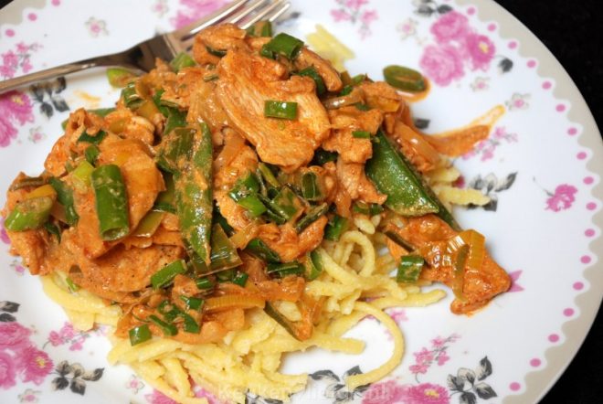 Kip in paprikaroomsaus met spätzle