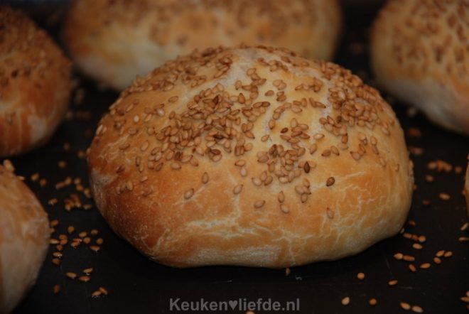 Hamburgerbroodjes met sesamzaadjes