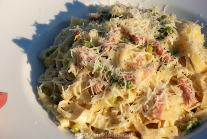 Tagliatelle met doperwten, ham en roomsaus