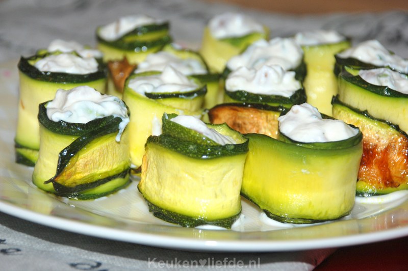 Feestelijke hapjes - gevulde courgetterolletjes