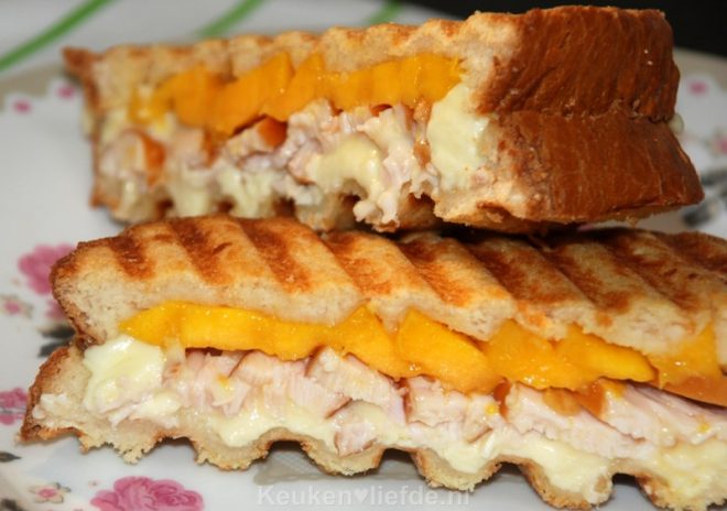 Dubbeldikke tosti met mango en gerookte kip