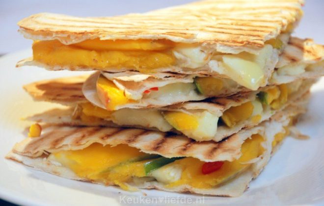 Pittige quesadilla met brie en mango