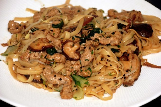 Bami met schnitzelreepjes, paksoi en shiitake