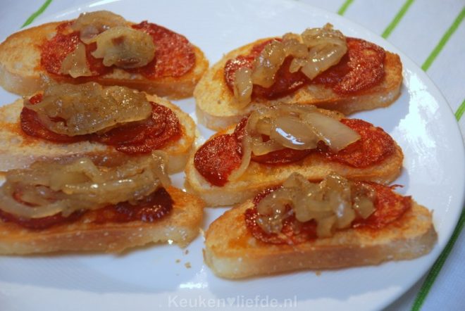 Bruschetta met chorizo en uienchutney