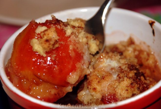 Pruimen crumble met kaneel en amaretto