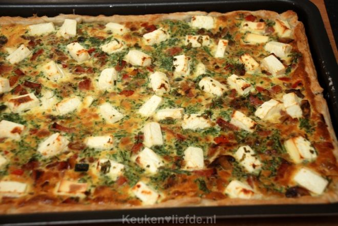 Quiche van het bakblik met feta en tuinkruiden