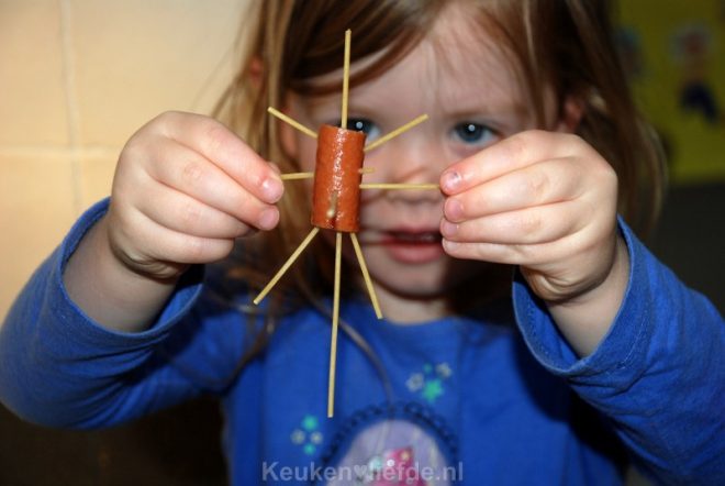 Ella-Marie kookt knakworst spaghetti