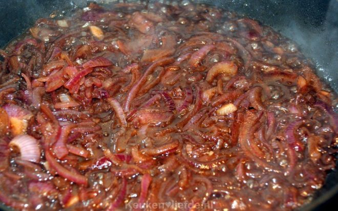 Verrukkelijke rode uienjus