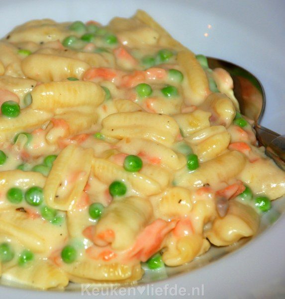 Romige pasta met gerookte zalm en doperwten