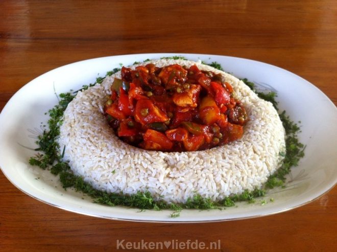 Hongaarse goulash in witte rijstrand van mijn moeder