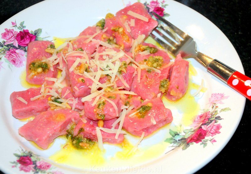 Bieten gnocchi met pesto-dressing Bieten gnocchi met pesto-dressing