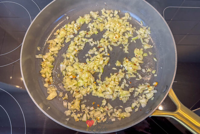 Ui en knoflook fruiten